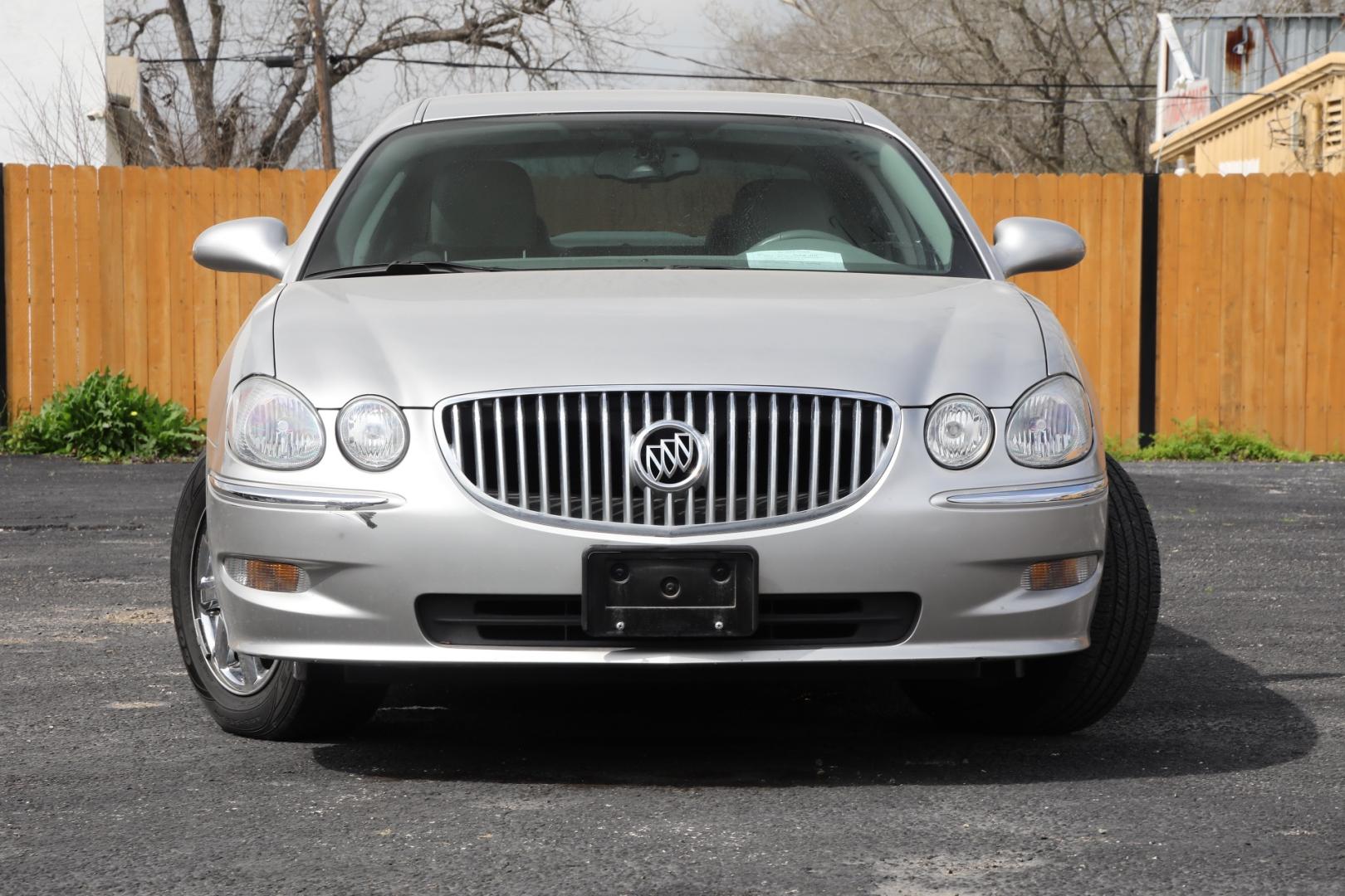 2008 SILVER BUICK LACROSSE CX (2G4WC582081) with an 3.8L V6 OHV 12V engine, 4-SPEED AUTOMATIC transmission, located at 420 E. Kingsbury St., Seguin, TX, 78155, (830) 401-0495, 29.581060, -97.961647 - Photo#1